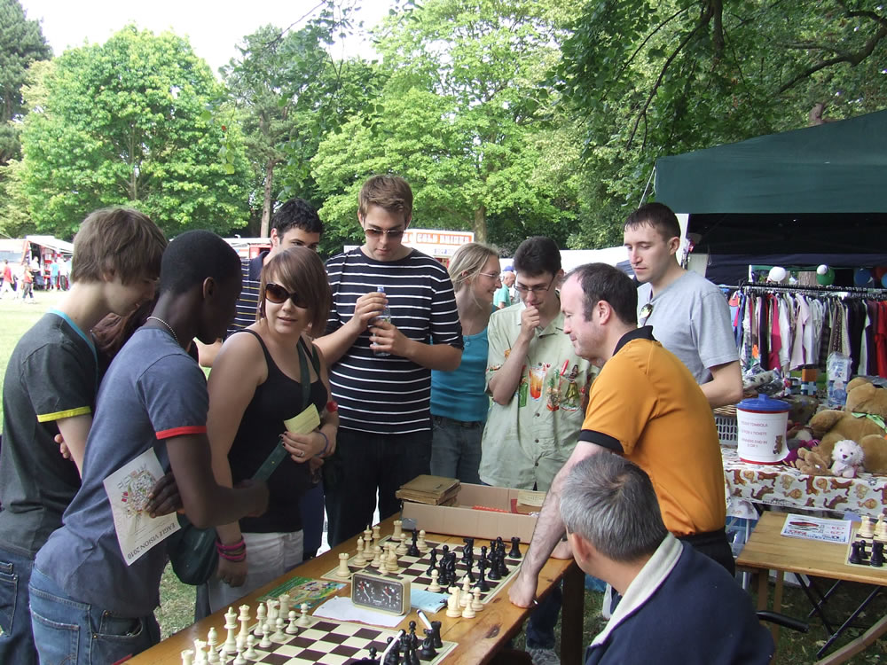 Gordon Sands entertains stall visitors